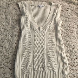 Cable knit sleeveless sweater